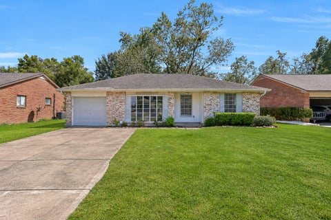 Photo of 107 Stratmore Drive, Friendswood, TX 77546 (MLS # 3472488)