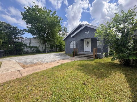 Photo of 4106 Robertson Street, Houston, TX 77009 (MLS # 93069491)