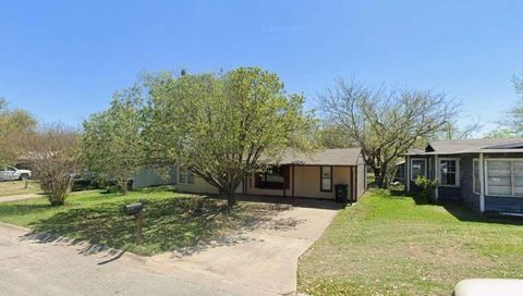 Photo of 905 Euclid Street, Cleburne, TX 76033 (MLS # 52159922)