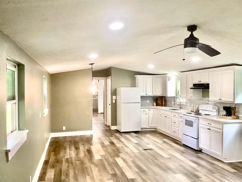 Photo of 205 Collin Street, Livingston, TX 77351 (MLS # 7388210)