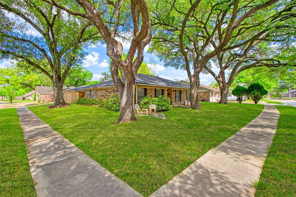Photo of 5826 Autumn Forest Drive, Houston, TX 77092 (MLS # 29615809)