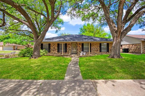 Photo of 5826 Autumn Forest Drive, Houston, TX 77092 (MLS # 29615809)