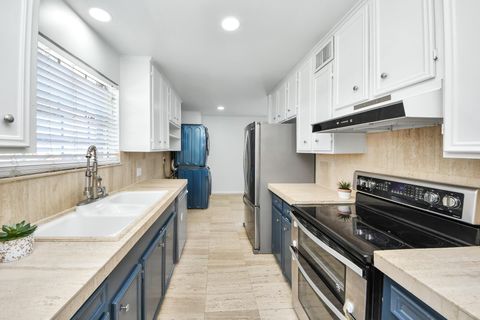 Tiny photo for 2711 Briarhurst Drive #18, Houston, TX 77057 (MLS # 83091951)
