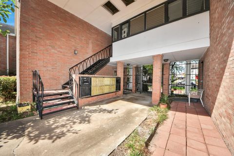 Tiny photo for 2711 Briarhurst Drive #18, Houston, TX 77057 (MLS # 83091951)