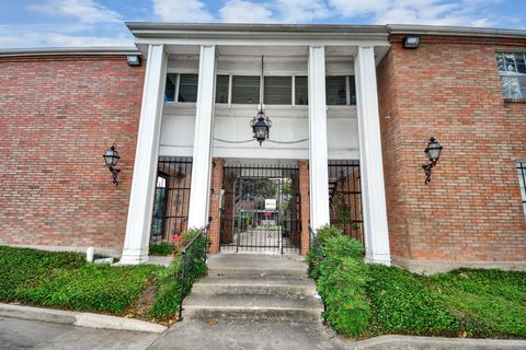 Photo of 2711 Briarhurst Drive #18, Houston, TX 77057 (MLS # 83091951)