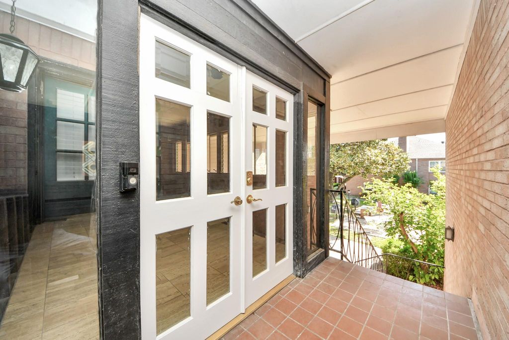 Photo of 2711 Briarhurst Drive #18, Houston, TX 77057 (MLS # 83091951)