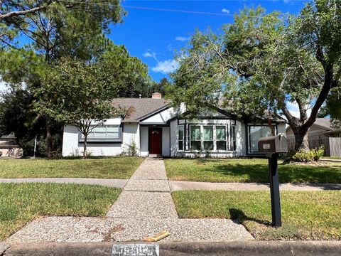 Photo of 15903 Brookvilla Drive, Houston, TX 77059 (MLS # 64224225)