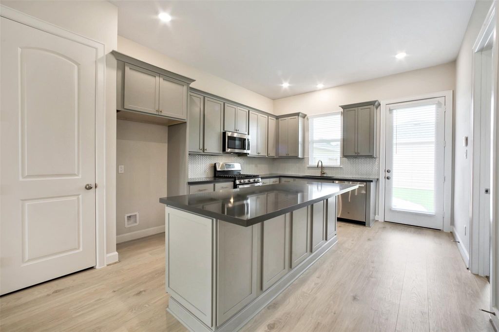 Photo of 2517 S Houston Avenue, Pearland, TX 77581 (MLS # 92652793)