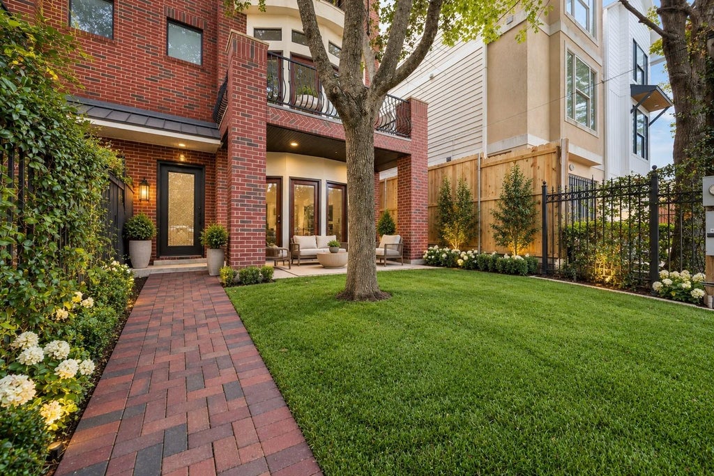 Photo of 1507 Shearn Street, Houston, TX 77007 (MLS # 92481841)