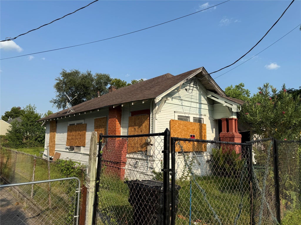 Photo of 2316 Everett Street, Houston, TX 77009 (MLS # 39089241)