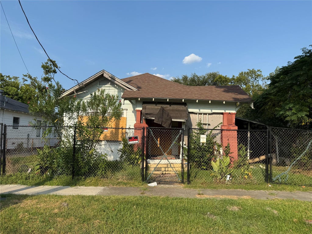 Photo of 2316 Everett Street, Houston, TX 77009 (MLS # 39089241)