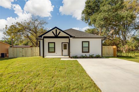 Photo of 507 Brosig Ave, Navasota, TX 77868 (MLS # 43156431)