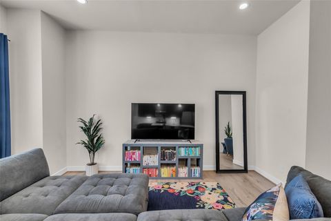 Tiny photo for 144 Knightsbridge Park Lane, Houston, TX 77018 (MLS # 71031382)