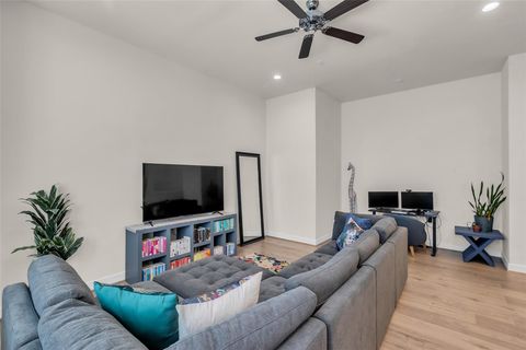 Tiny photo for 144 Knightsbridge Park Lane, Houston, TX 77018 (MLS # 71031382)