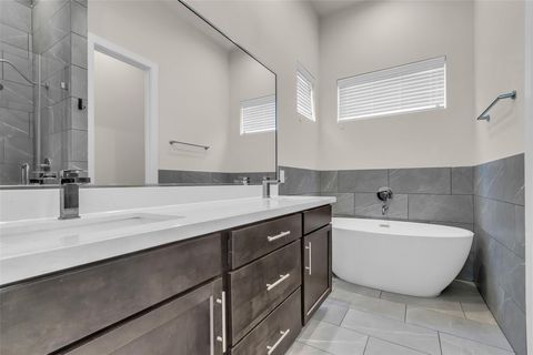 Tiny photo for 144 Knightsbridge Park Lane, Houston, TX 77018 (MLS # 71031382)