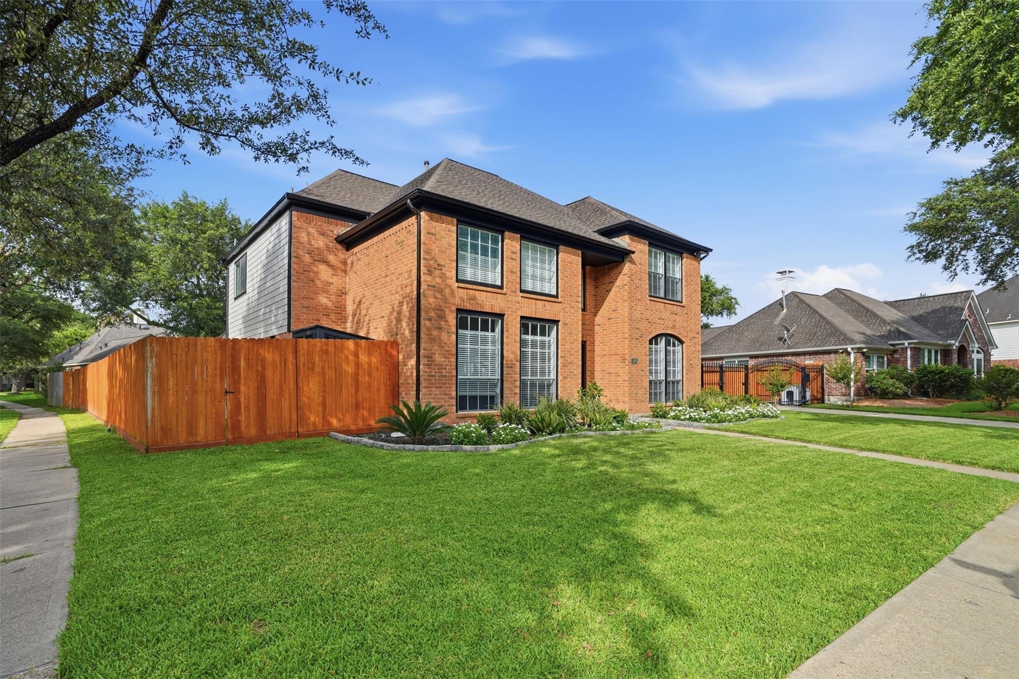 109 Laguna Pointe Drive