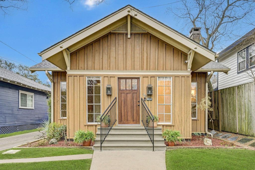 Photo of 909 Bomar Street, Houston, TX 77006 (MLS # 76474402)