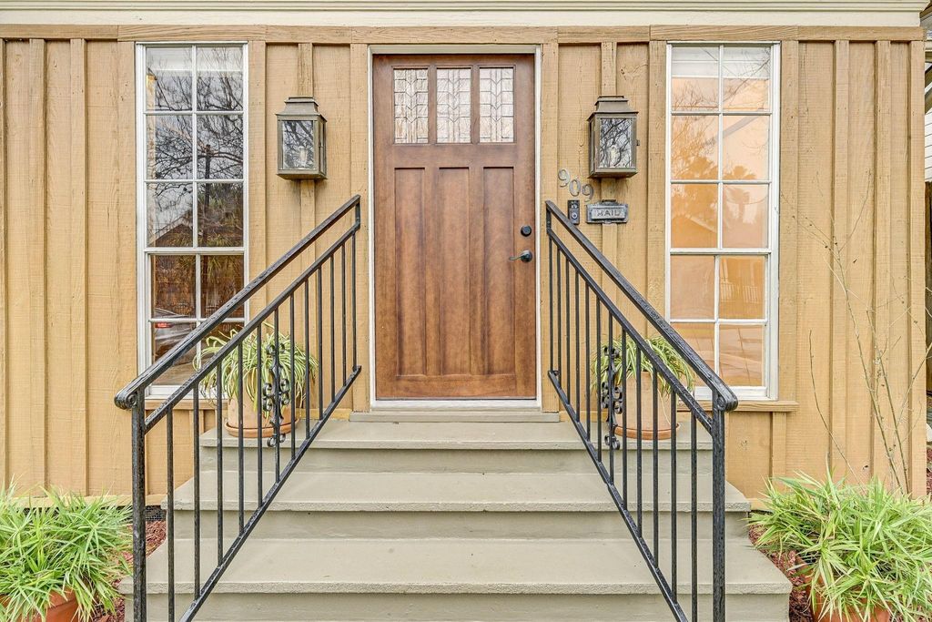 Photo of 909 Bomar Street, Houston, TX 77006 (MLS # 76474402)