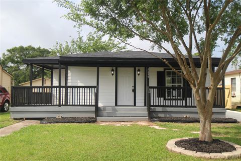 Photo of 1115 W 4th Street, Freeport, TX 77541 (MLS # 26228359)