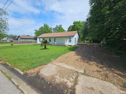 Photo of 3009 Lincoln Street, Liberty, TX 77575 (MLS # 92256419)
