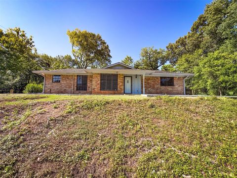 Homes For Sale - 1112 Swanson Drive<br/> Palestine, TX 75801