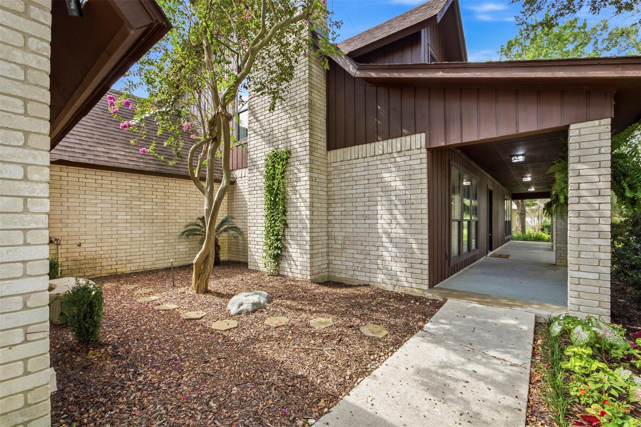 221 Montwood