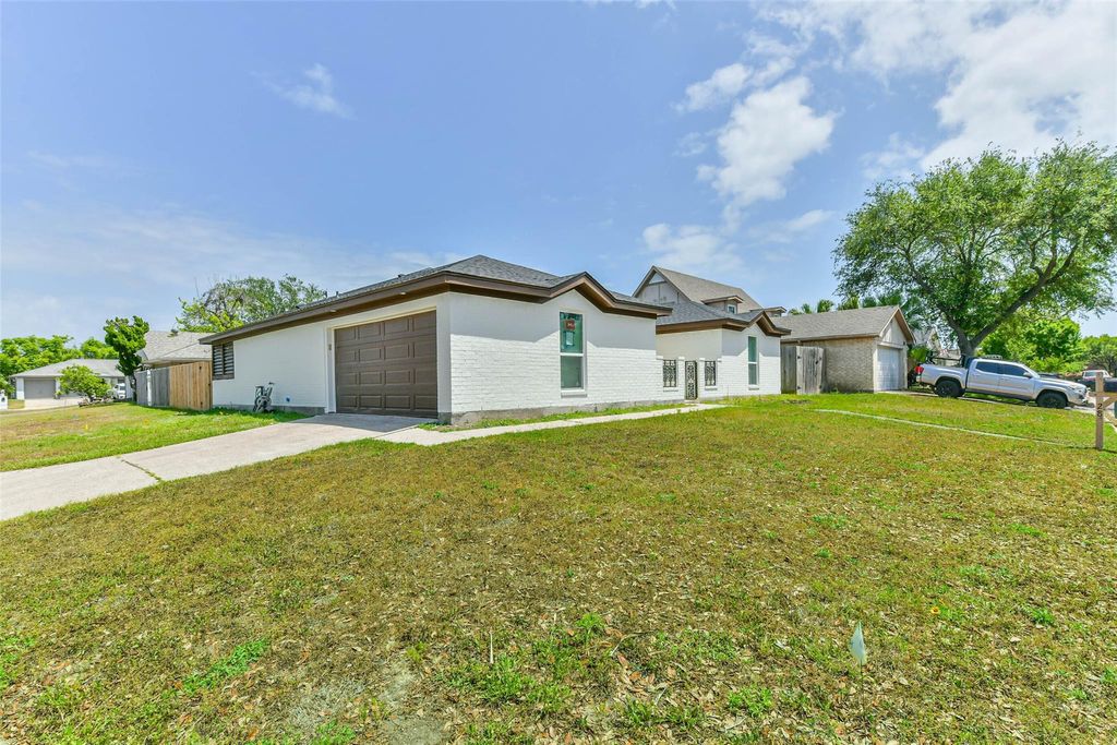 Photo of 28 Back Bay Circle, Galveston, TX 77551 (MLS # 47164430)
