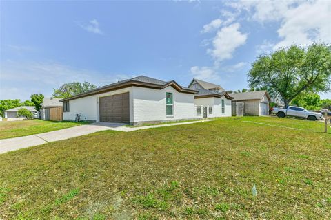Homes For Sale - 28 Back Bay Circle<br/> Galveston, TX 77551