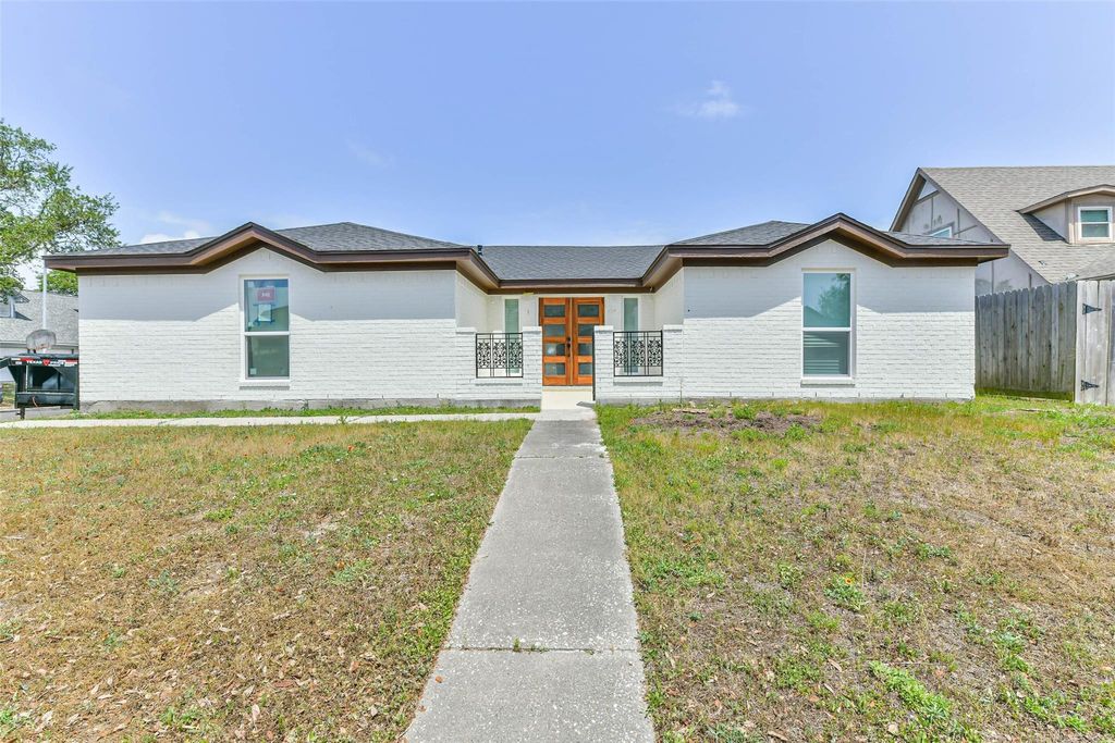 Photo of 28 Back Bay Circle, Galveston, TX 77551 (MLS # 47164430)