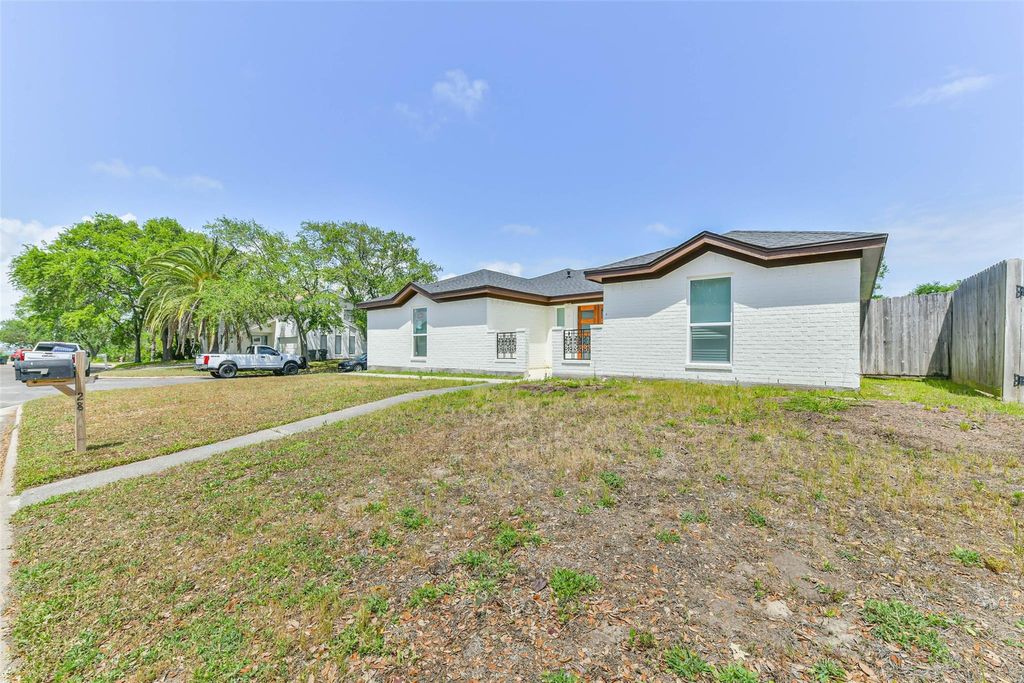 Photo of 28 Back Bay Circle, Galveston, TX 77551 (MLS # 47164430)