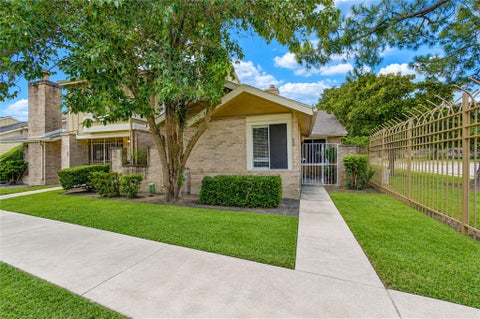 Townhouse For Sale - 6102 W Airport Boulevard #18<br/> Houston, TX 77035