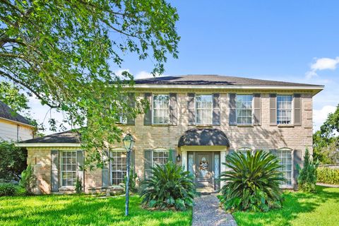 Homes For Sale - 1007 Woodbank Drive<br/> Taylor Lake Village, TX 77586