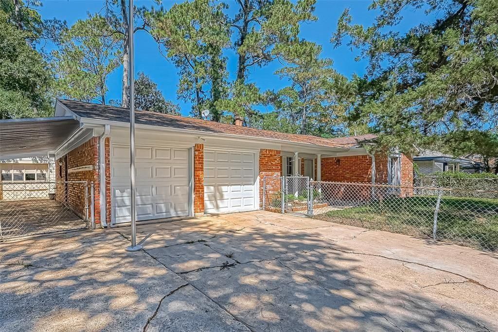 Photo of 211 Loon River Drive, Houston, TX 77336 (MLS # 59070231)