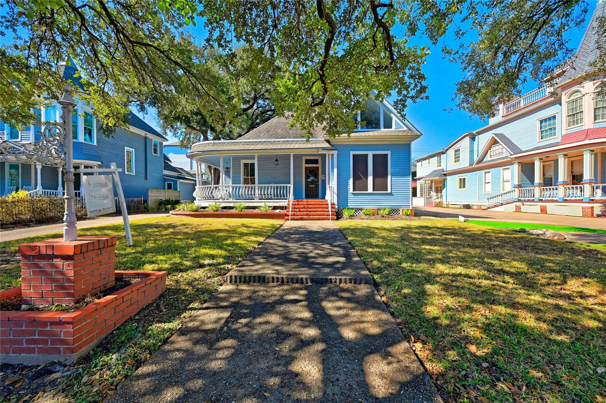 925 Heights Boulevard