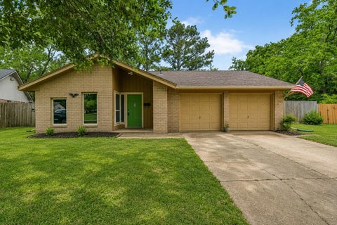 Homes For Sale - 5705 Woodville Lane<br/> Pearland, TX 77584