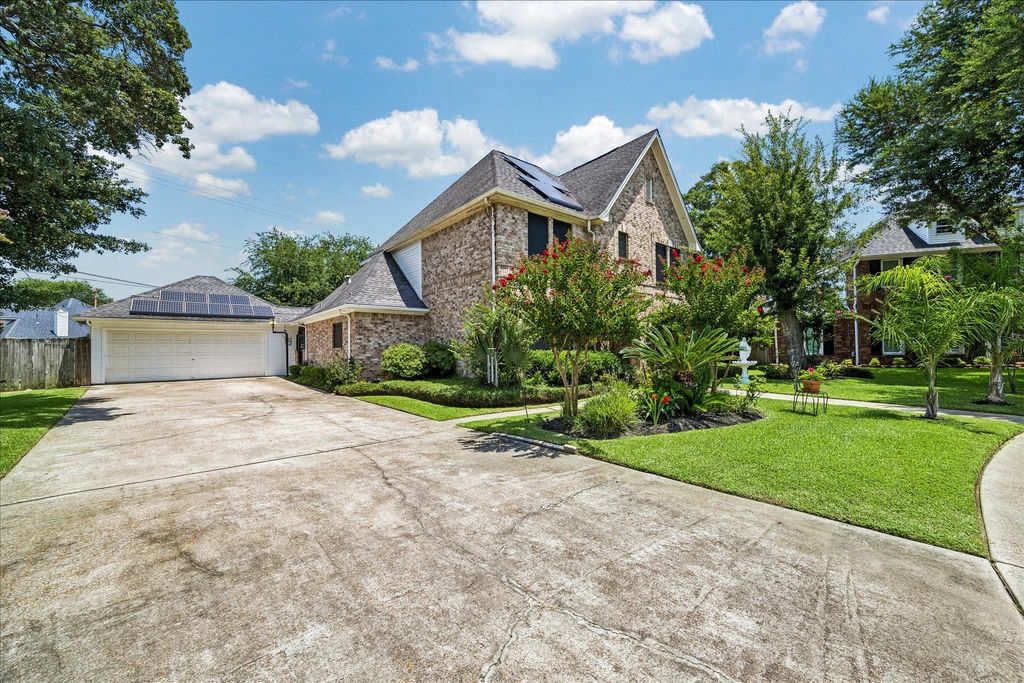 Photo of 226 Rollingwood Circle, Baytown, TX 77520 (MLS # 29210197)