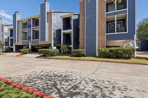 Photo of 18515 Egret Bay Boulevard #906, Webster, TX 77058 (MLS # 10813889)