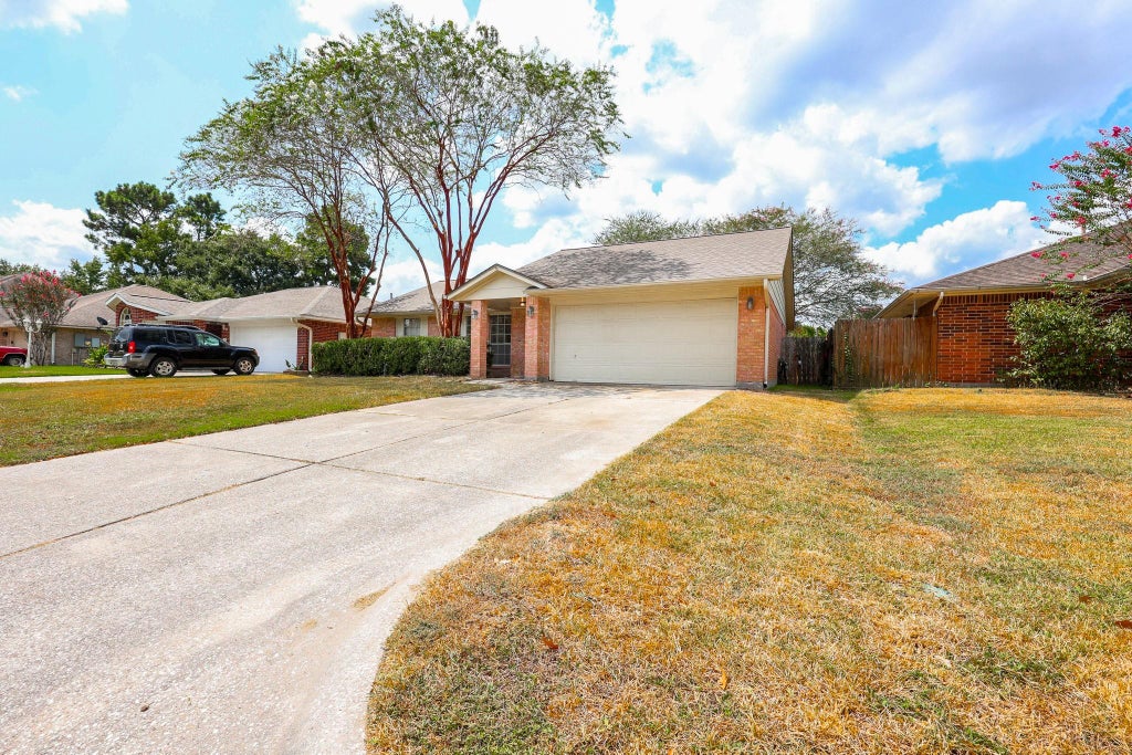 Photo of 2306 Old Oak Lane, Houston, TX 77339 (MLS # 97427380)
