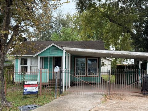 Photo of 64 Neyland Street, Houston, TX 77022 (MLS # 18164257)