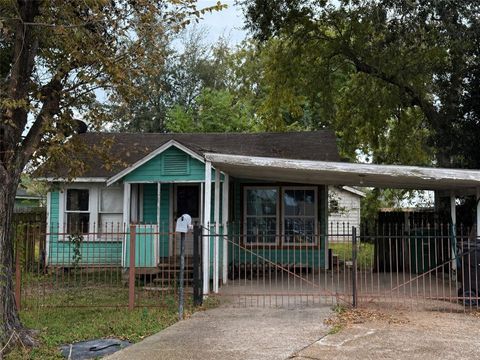 Photo of 64 Neyland Street, Houston, TX 77022 (MLS # 18164257)