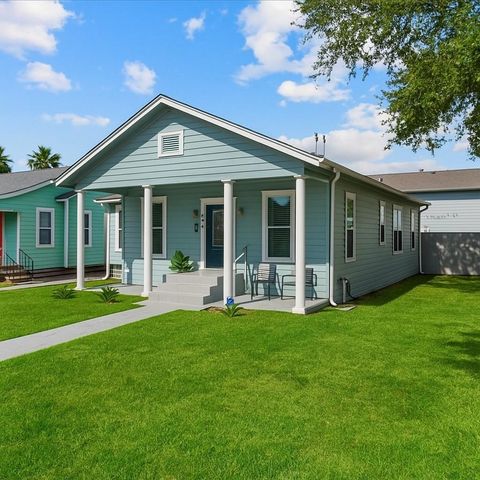 Photo of 4702 Avenue N 1/2, Galveston, TX 77551 (MLS # 32779043)