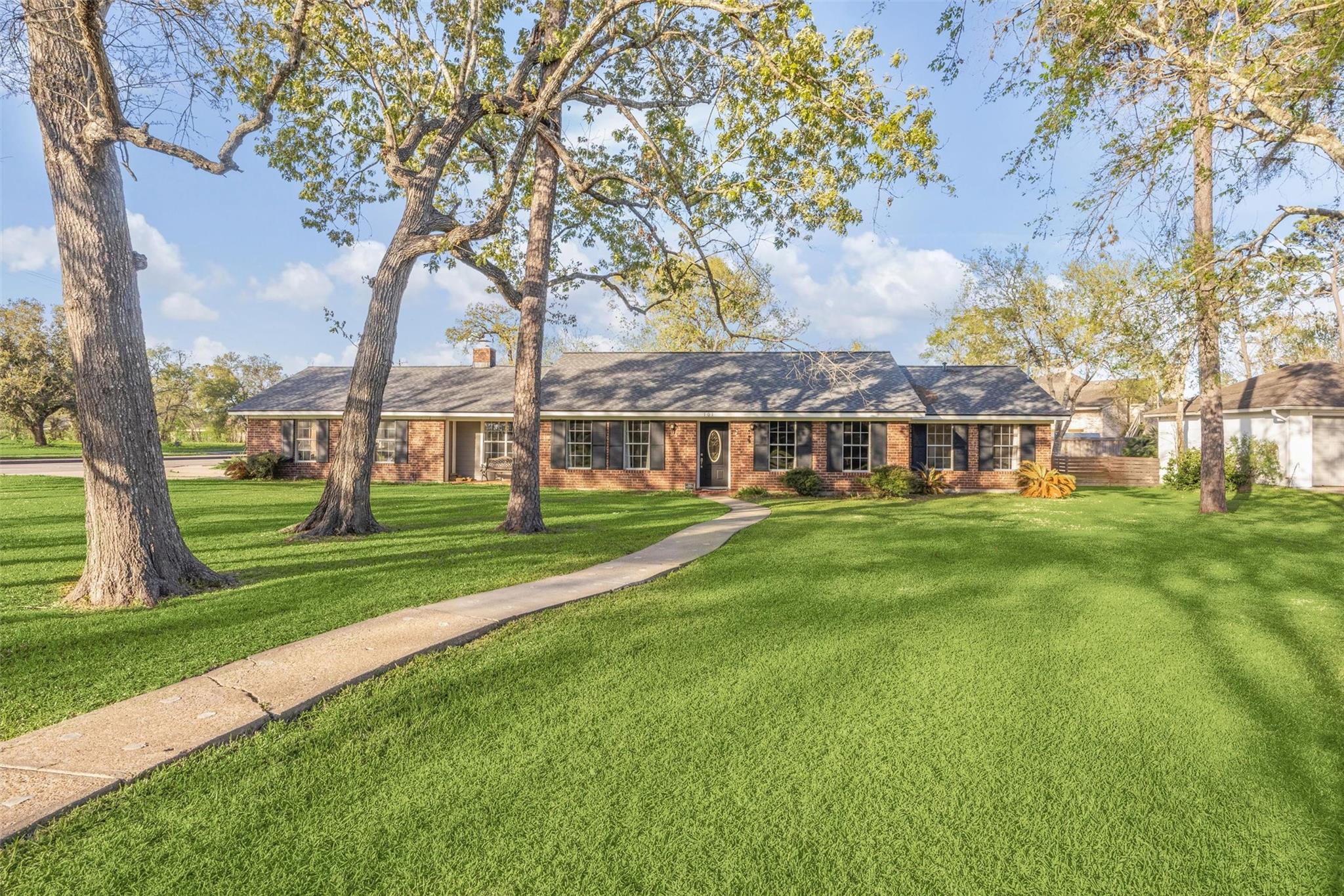 101 Royal Court, Friendswood, TX 77546 | MLS 75496331 | Listing