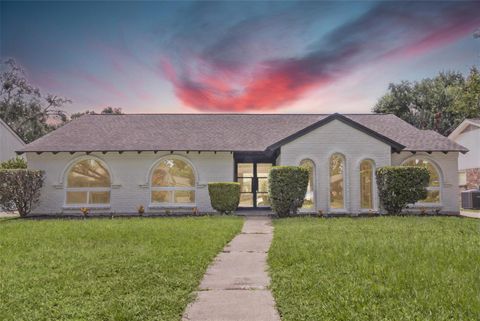 Photo of 2823 Stetson Lane, Houston, TX 77043 (MLS # 25601783)
