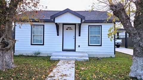 Photo of 311 N Ann St, Port Lavaca, TX 77979 (MLS # 12676508) Photo of 311 N Ann St, Port Lavaca, TX 77979 (MLS # 12676508)