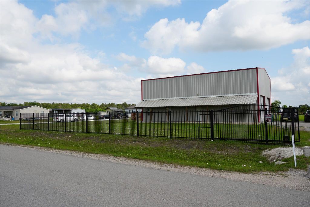 Photo of 8417 Los Robles Avenue, Alvin, TX 77511 (MLS # 93259522)