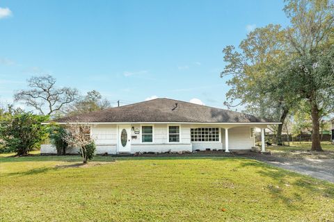 Photo of 935 Magnolia Street, Lake Jackson, TX 77566 (MLS # 53403271)