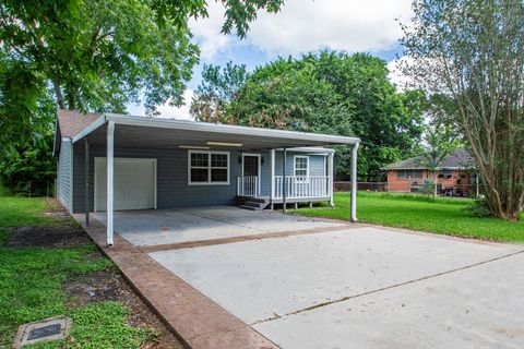 Photo of 1323 S Beauregard Street, Alvin, TX 77511 (MLS # 67631675)