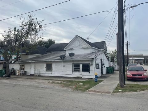 Photo of 1517 Everett Street, Houston, TX 77009 (MLS # 15605189)