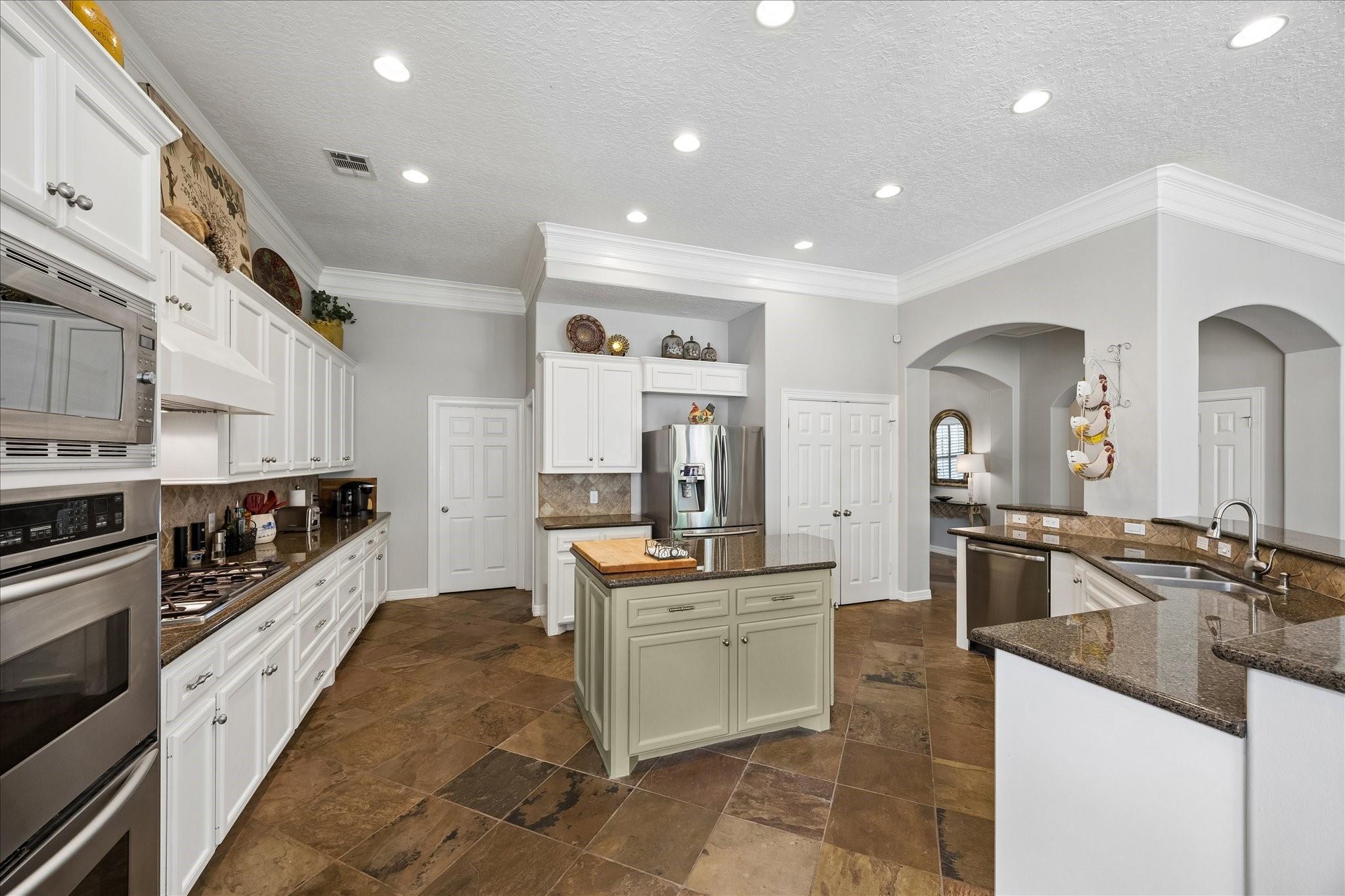 14318 Saras Walk Walk