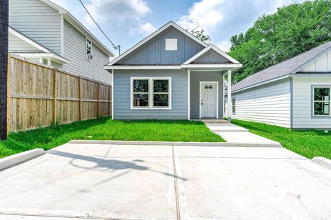 Photo of 16977 Glenheath, Montgomery, TX 77316 (MLS # 95341543)